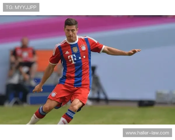 莱万多夫斯基在国王杯决赛中的表现稳健，助力球队夺冠再添辉煌进球